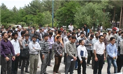 تجمع مسالمت‌آمیز شماری از مردم خورموج مقابل مسجد میرزا