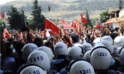 درگیری معترضان به سیاست‌های ضد سوری دولت آنکارا با پلیس ترکیه+عکس