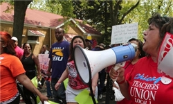 کارگران آمریکایی در اعتراض به تعطیلی دولت فدرال تظاهرات می‌کنند