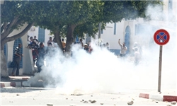 پلیس تونس برای متفرق کردن معترضان مقابل مجلس گاز اشک‌آور شلیک کرد