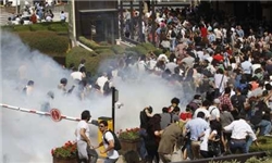 هزاران نفر به سمت میدان تقسیم استانبول سرازیر شدند/ گاز اشک‌آور پلیس مقابل دفتر نخست‌وزیری
