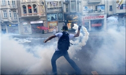 استاندار استانبول معترضان را تروریست خواند/دود غلیظ در میدان «تقسیم»