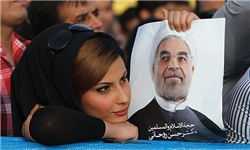 دیدار حسن روحانی با طرفدارانش در فرودگاه رامسر