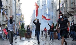 حمله به میدان «تقسیم» و سوختن برگه‌های «اردوغان» برای مذاکره با مخالفان/ عکاس «روسیا الیوم» زخمی شد