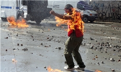 معترض استانبولی در میدان تقسیم در آتش سوخت+عکس