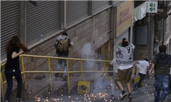پلیس ضدشورش ترکیه به سوی معترضان گاز اشک‌آور شلیک کرد