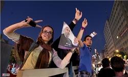 هواداران روحانی در خیابان‌های یزد جشن پیروزی گرفتند