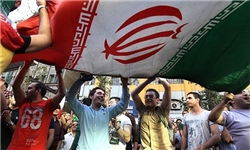 ‌پرچم ایران خیابان‌های یزد را آذین بست/ شادی وصف‌ناپذیر مردم از صعود تیم ملی‌