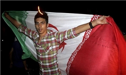 شور و شوق صعود در خیابان‌های اردبیل/اهتزاز پرچم سه رنگ ایران بر فراز دست‌ها
