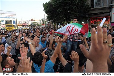 جشن و شادی مردم پس از پیروزی تیم ملی فوتبال ایران مقابل کره جنوبی در اردبیل