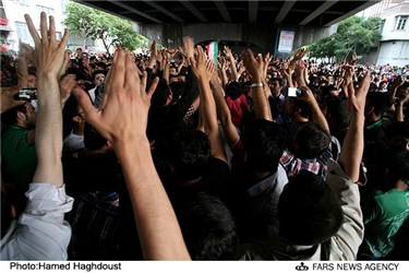 جشن و شادی مردم پس از پیروزی تیم ملی فوتبال ایران مقابل کره جنوبی در تبریز