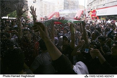 جشن و شادی مردم پس از پیروزی تیم ملی فوتبال ایران مقابل کره جنوبی در تبریز