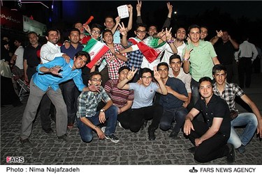 جشن و شادی مردم پس از پیروزی تیم ملی فوتبال ایران مقابل کره جنوبی در مشهد