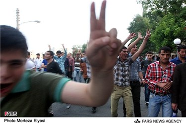 جشن و شادی مردم پس از پیروزی تیم ملی فوتبال ایران مقابل کره جنوبی در زنجان