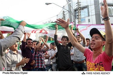 جشن و شادی مردم پس از پیروزی تیم ملی فوتبال ایران مقابل کره جنوبی در زنجان