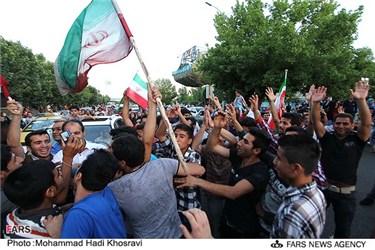 جشن و شادی مردم پس از پیروزی تیم ملی فوتبال ایران مقابل کره جنوبی در شیراز