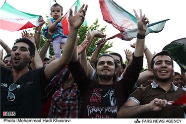 جشن و شادی مردم پس از پیروزی تیم ملی فوتبال ایران مقابل کره جنوبی در شیراز