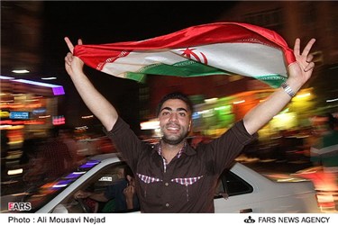 جشن و شادی مردم پس از پیروزی تیم ملی فوتبال ایران مقابل کره جنوبی در اهواز