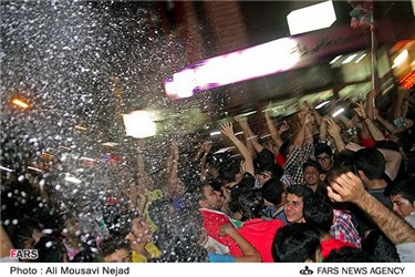 جشن و شادی مردم پس از پیروزی تیم ملی فوتبال ایران مقابل کره جنوبی در اهواز