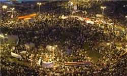 تجمع هزاران مصری در میدان التحریر در انتظار نطق تلویزیونی مرسی