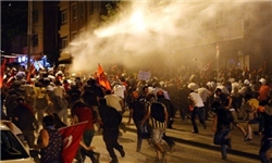 دستگیری ۱۹ نفر در ترکیه به بهانه مبارزه با تروریسم/ادامه درگیری‌های خیابانی پلیس با مردم+فیلم