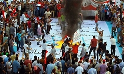 مصری‌ها پرچم رژیم صهیونیستی را به آتش کشیدند