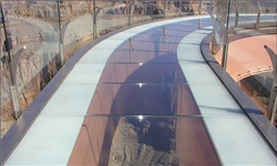 احداث نخستین پل کف شیشه‌ای کشور در شیراز