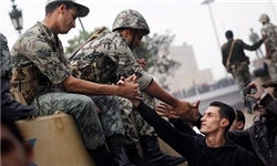 آمادگی ارتش مصر برای حمایت از مردم/استقرار خودروهای زرهی در خیابان‌ها