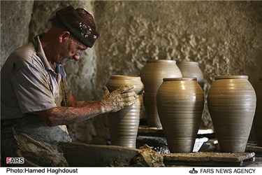 کارگاه سفالگری در شهر کوزه کنان آذربایجان شرقی