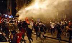 پلیس ترکیه برای متفرق کردن تظاهرات‌کنندگان به گاز اشک‌آور متوسل شد
