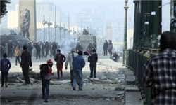 یک کشته و 16 زخمی در درگیری‌های موافقان و مخالفان مرسی در التحریر