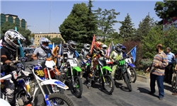 رژه موتورسواران همدانی با حمل پرچم جشنواره تابستانی