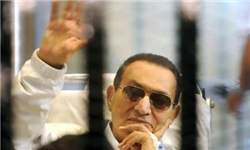 ورود مبارک و پسرانش به دادگاه در آکادمی پلیس قاهره