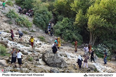 حضور گردشگران در کنار آبشار مارگون