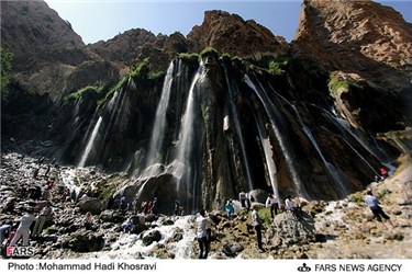 تفریح گردشگران در کنار آبشار ارگون