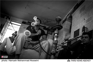 قلیان کشیدن در یکی از قهوه خانه های روستای نزدیک اورمال کردستان