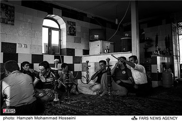 قلیان کشیدن در یکی از قهوه خانه های روستای نزدیک اورمال کردستان