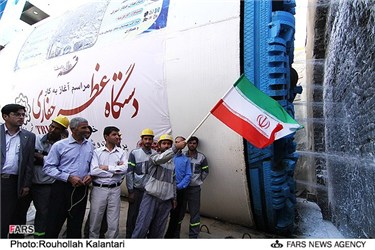 آغاز بکار دستگاه حفاری خط 8 پروژه مترو قم با حضور علی لاریجانی رئیس مجلس شورای اسلامی