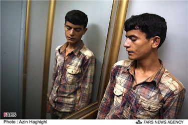 حضور سید علی حسینی جوان  مبتلا به بیماری پوستی نادر در محل معاینه پزشکی