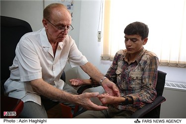 معاینه پزشکی سید علی حسینی جوان مبتلا به بیماری پوستی نادر