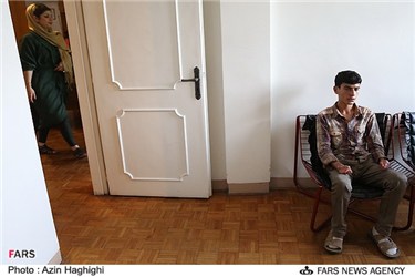 حضور سید علی حسینی جوان  مبتلا به بیماری پوستی نادر در محل معاینه پزشکی