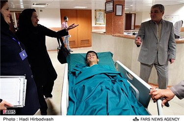انتقال سید علی حسینی جوان مبتلا به بیماری پوستی نادر از روستای المیزان استان فارس به اتاق جراحی