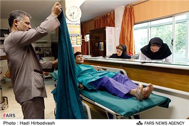آماده سازی سید علی حسینی جوان مبتلا به بیماری پوستی نادر از روستای المیزان استان فارس در بیمارستان