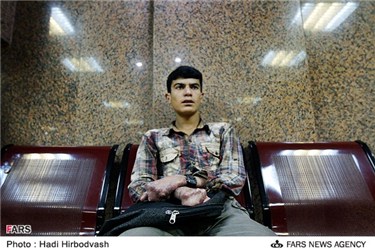 حضور سید علی حسینی جوان مبتلا به بیماری پوستی نادر در بیمارستان