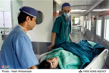  سید علی حسینی جوان مبتلا به بیماری پوستی نادر از روستای المیزان استان فارس در اتاق جراحی
