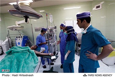  سید علی حسینی جوان مبتلا به بیماری پوستی نادر از روستای المیزان استان فارس در اتاق جراحی