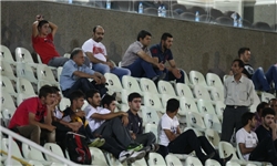 مربیان استقلال تهران از جایگاه گوینده ورزشگاه به تماشای بازی پرداختند