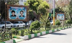 آذین‌بندی بلوار اصلی شهر بردخون با تمثال شهدای انقلاب اسلامی