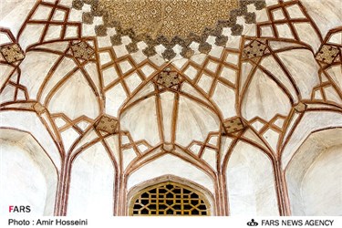 کارهای دست هنرمندان قدیمی اصفهان بر سقف بازار قیصریه اصفهان