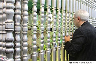 محمدجواد ظریف،وزیر امور خارجه ایران در مرقد شهید محمدباقر حکیم